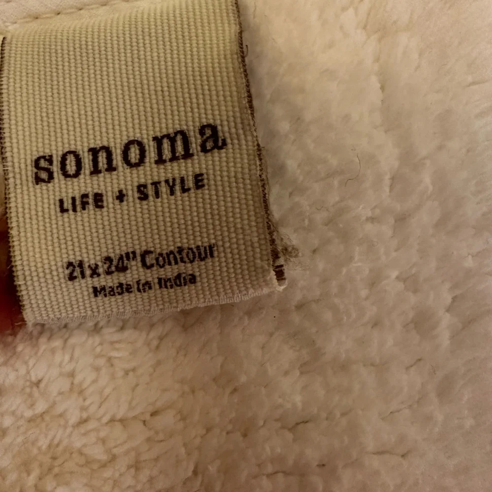 Sonoma white Reversible Bath Rug Contour for going round toilet.